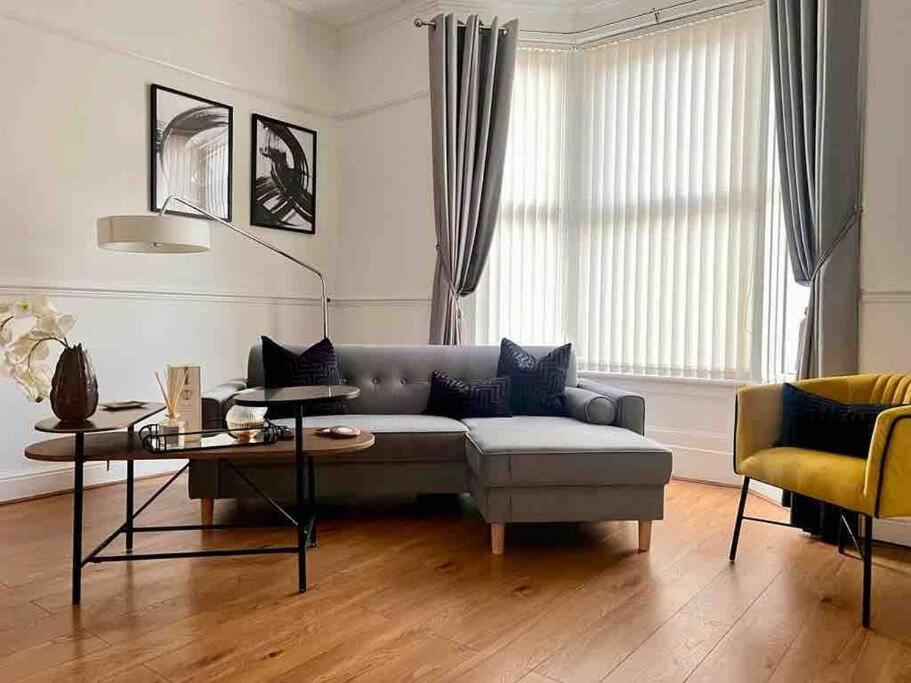 Anfield Home Sleeps 5 Close To Lfc Free Parking Liverpool Exterior photo